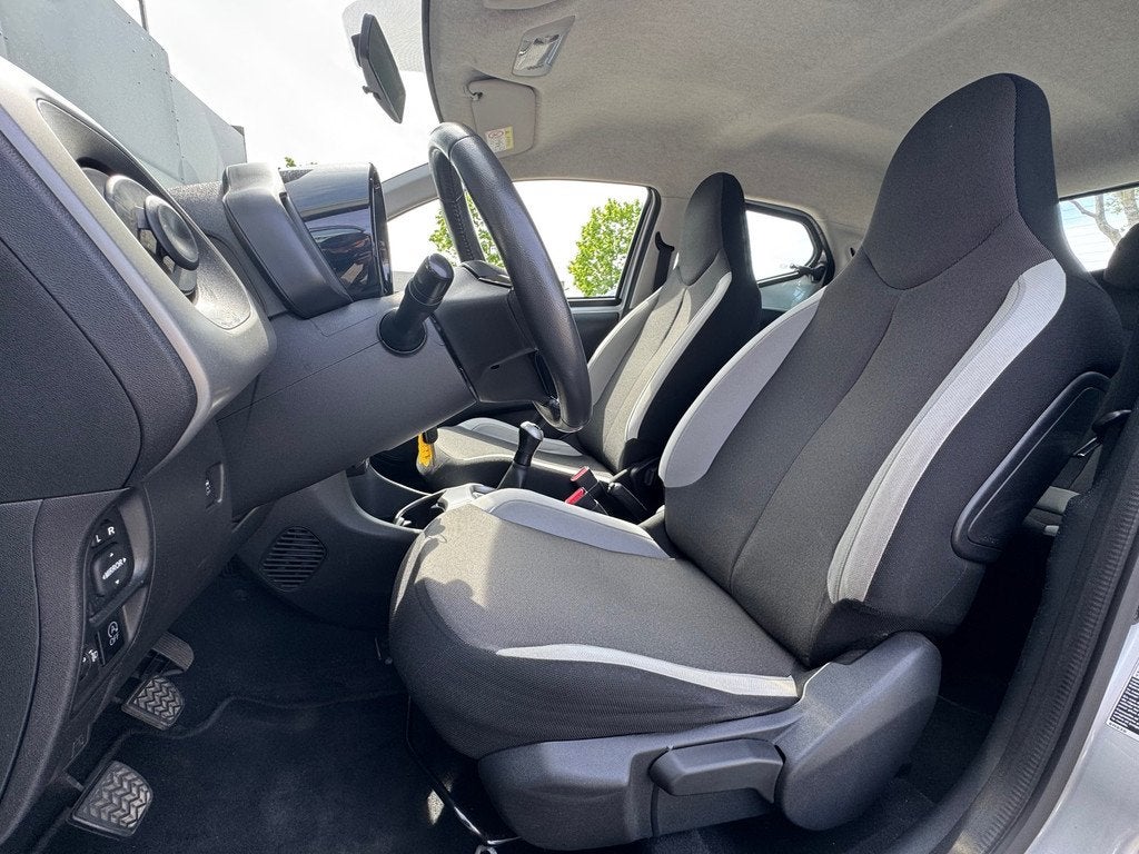 Toyota Aygo 1.0 VVT-i x-play AIRCO|CAM|SCHERM|EL.RAMEN|NAP|A, Voorwielaandrijving, Gebruikt, 4 stoelen, Origineel Nederlands