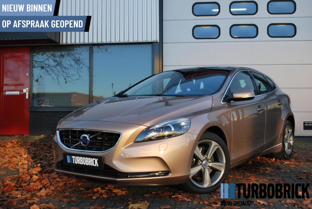 Volvo V40 1.6 T2 Momentum |Pano|Trekhaak|Clima|Cruise|Standk, 1596 cc, Stof, Gebruikt, Zwart