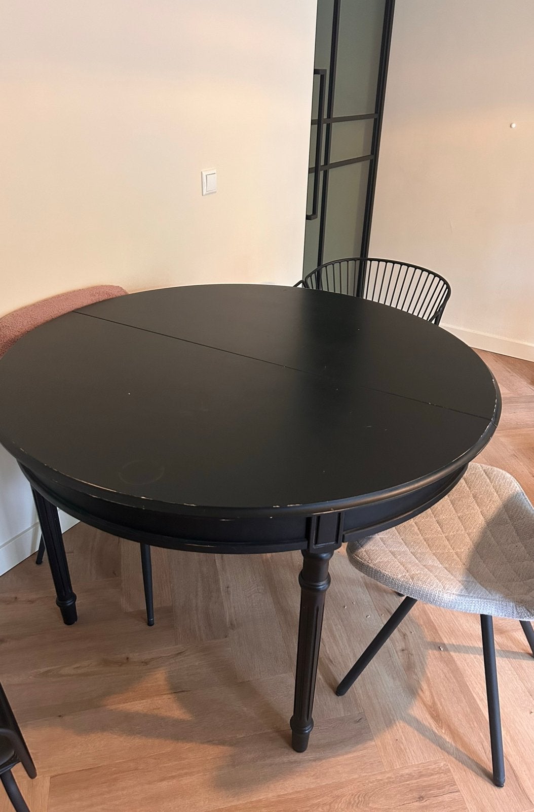 Zwarte uitschuifbare ronde eettafel, Huis en Inrichting, Tafels | Eettafels, Ophalen, Zo goed als nieuw, Rond, 100 tot 150 cm