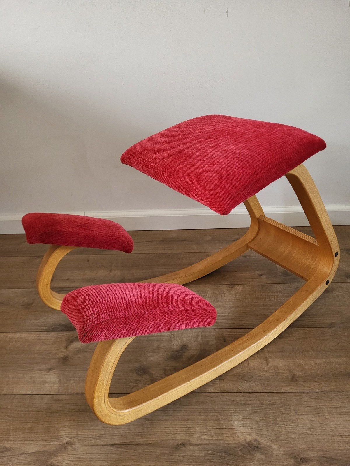 Nieuw gestoffeerde Stokke kniestoel - Raspberry, Huis en Inrichting, Ophalen, Ergonomisch, Zo goed als nieuw, Stof