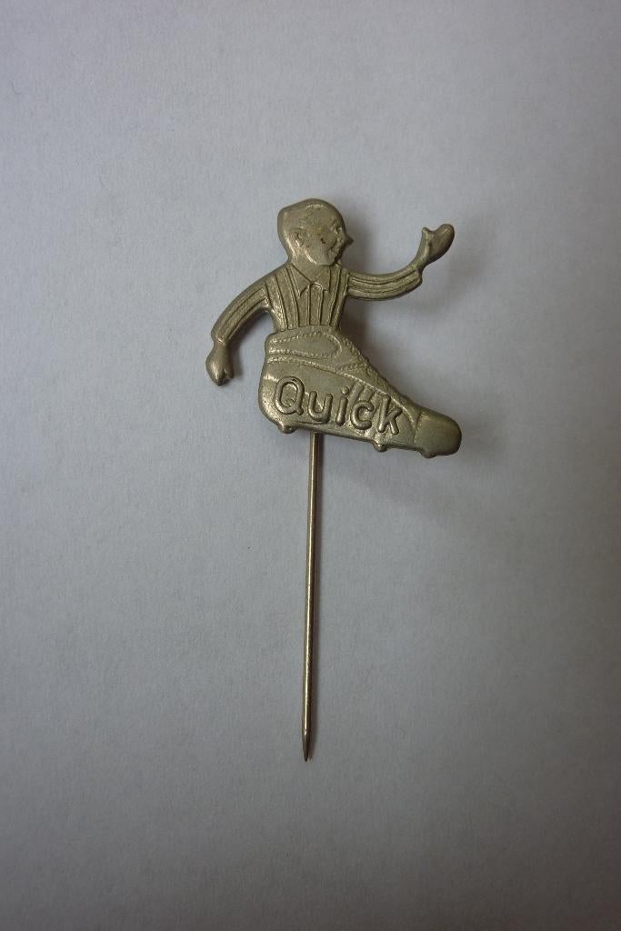 vintage speldje Quick voetbalschoenen, Ophalen of Verzenden, Gebruikt, Sport, Speldje of Pin