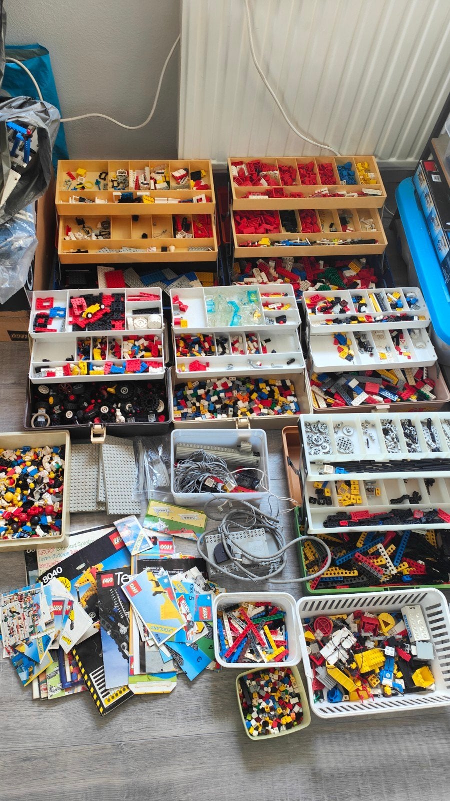 Grote verzameling Lego met sorteerbakken