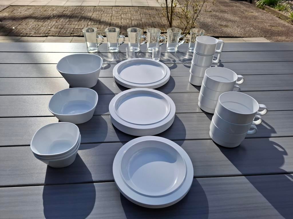 Mepal servies wit met bestek en glazen 3 pers, Caravans en Kamperen, Ophalen of Verzenden, Zo goed als nieuw