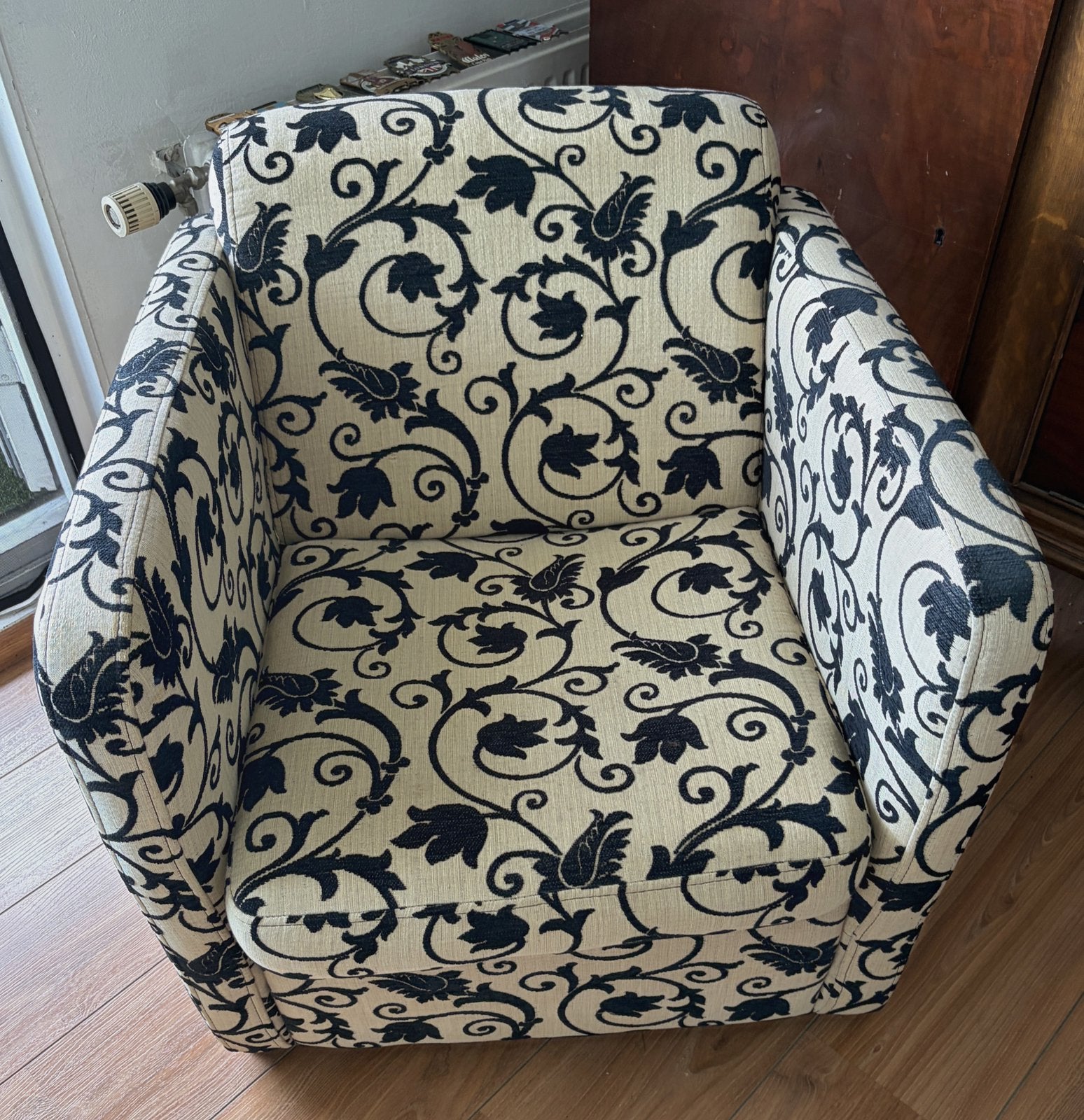 Klassieke fauteuil met barok stofpatroon, Ophalen, Minder dan 75 cm, Zo goed als nieuw, Stof