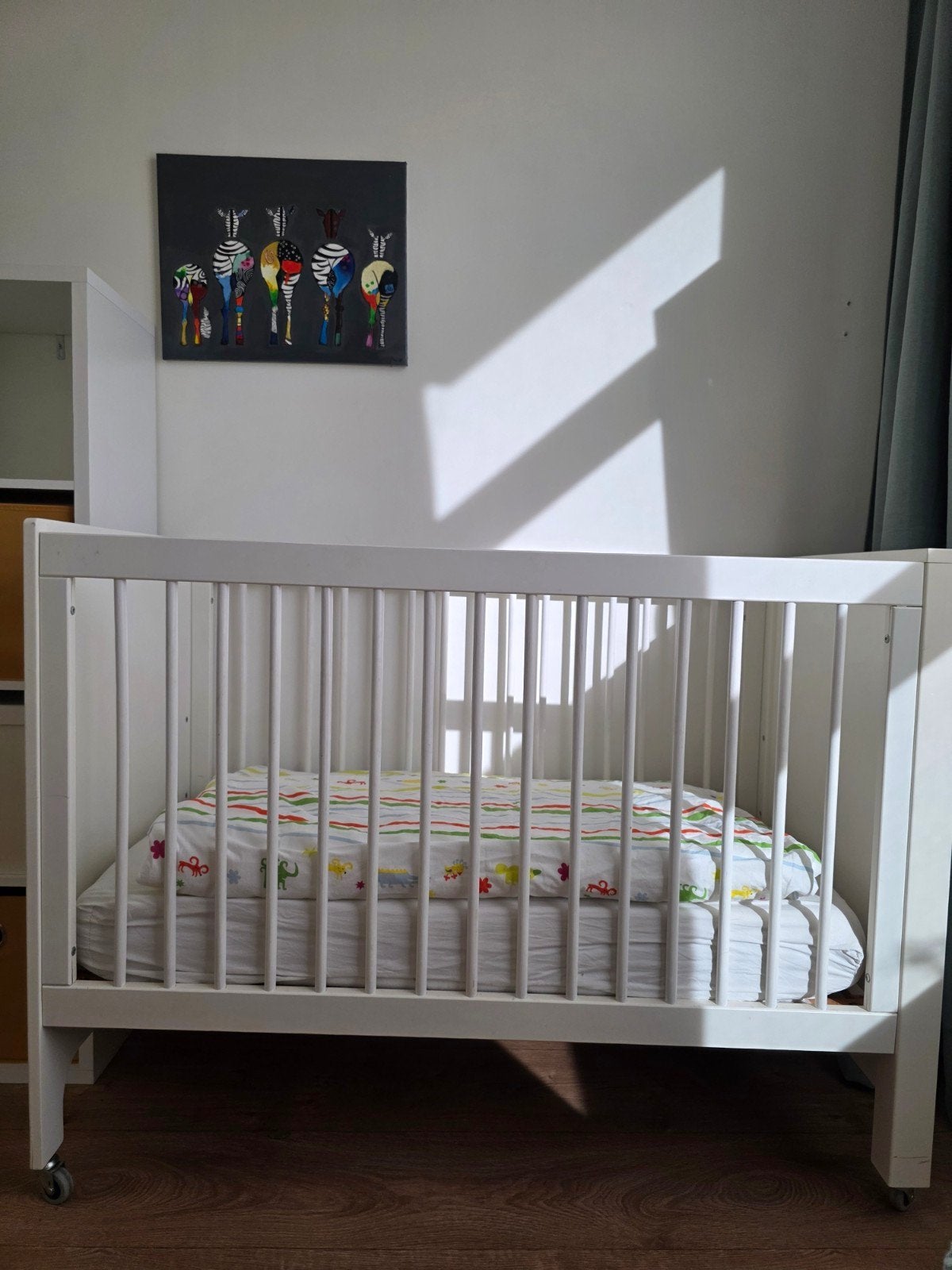 Wit ledikant met wieltjes en matras, Kinderen en Baby's, Ophalen of Verzenden, Zo goed als nieuw, Ledikant