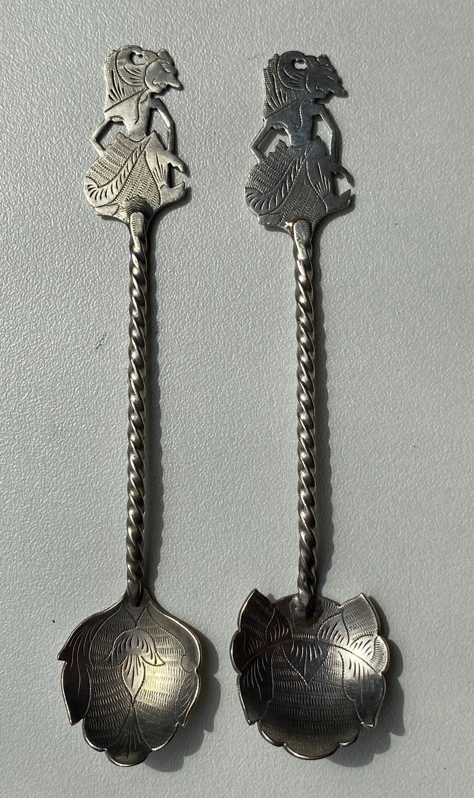 Antiek 800 zilveren souvenirlepeltje Indonesië Wayang figuur, Ophalen of Verzenden