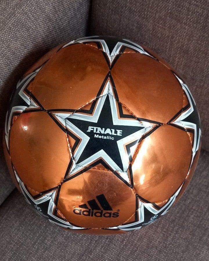 Adidas finale Metallic Champions League voetbal maat 5, Sport en Fitness, Maat XL, Ophalen of Verzenden, Zo goed als nieuw, Bal