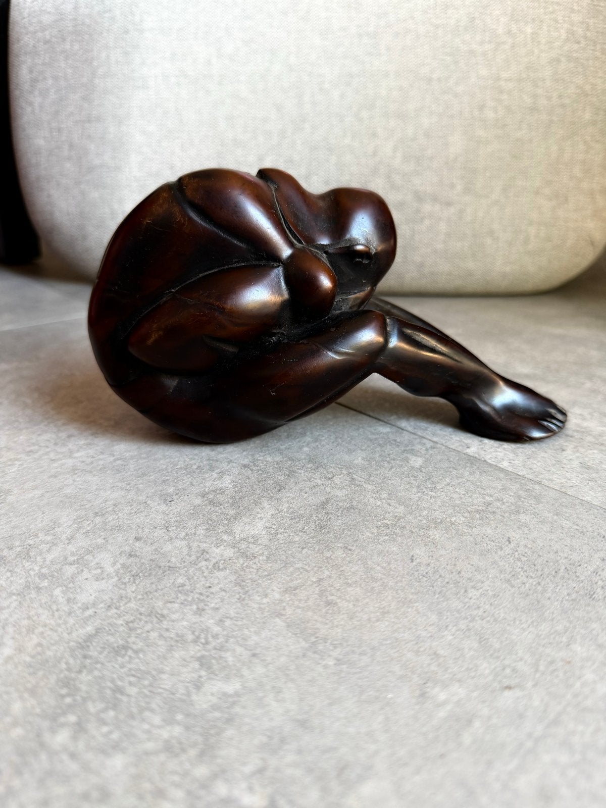 Houten sculptuur van een zittende figuur, Antiek en Kunst, Ophalen, Minder dan 20 cm, Handgemaakt, Beeld