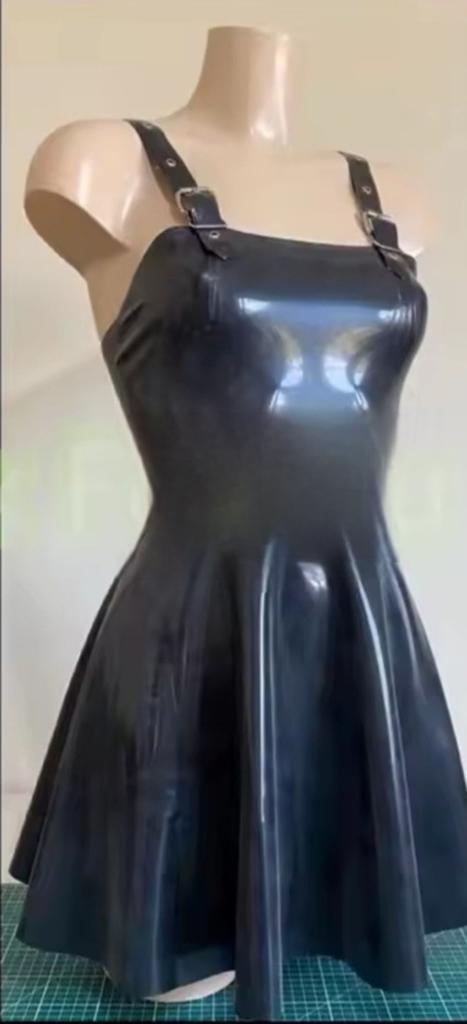 Mooie latex jurk met strals, tm 2XL, Verzenden, Nieuw, Zwart, Boven de knie