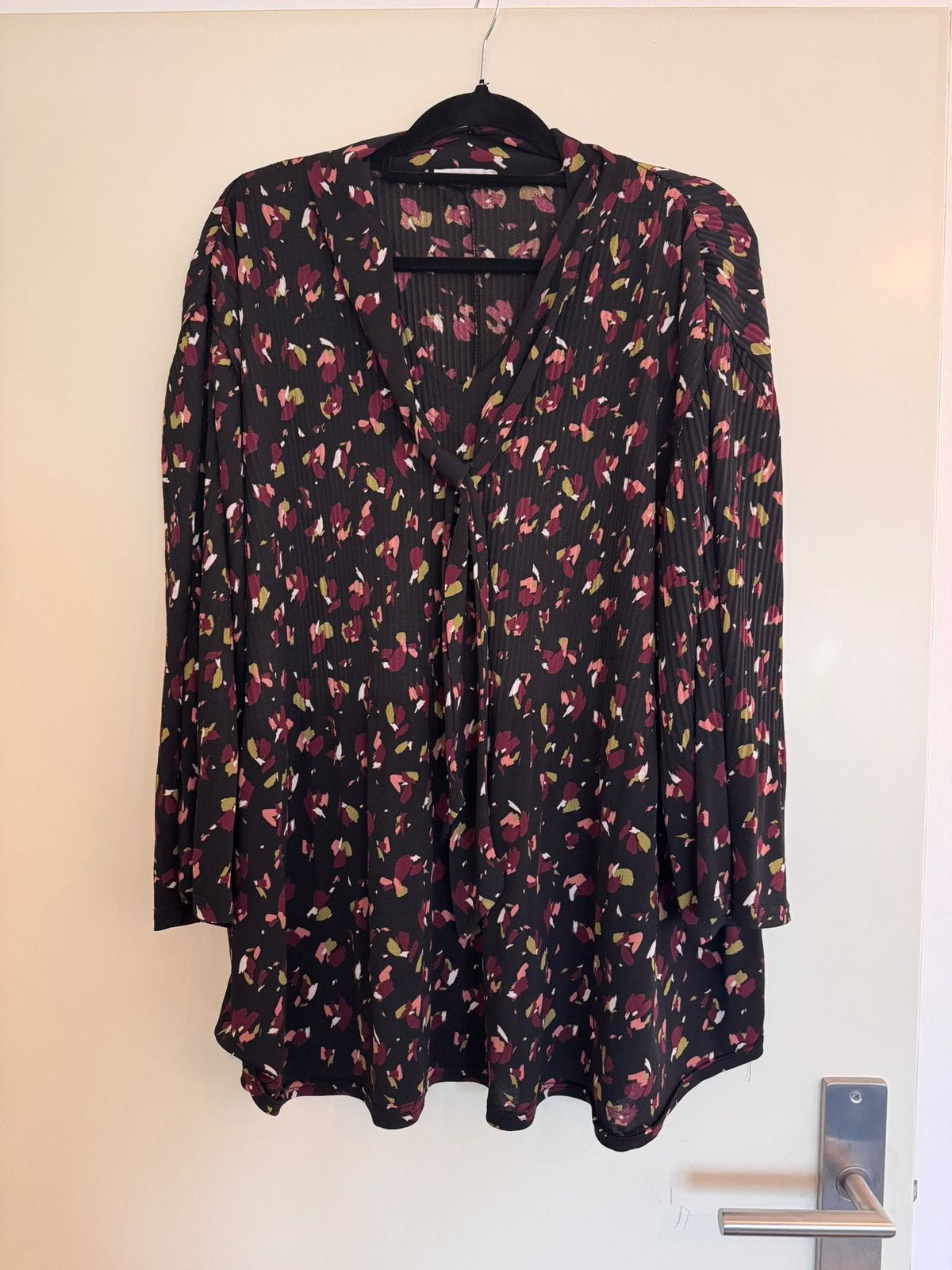 Zwart gebloemde paprika blouse maat L/XL/48/50 €2,00 koopje, Ophalen of Verzenden, Zo goed als nieuw, Zwart, Blouse of Tuniek