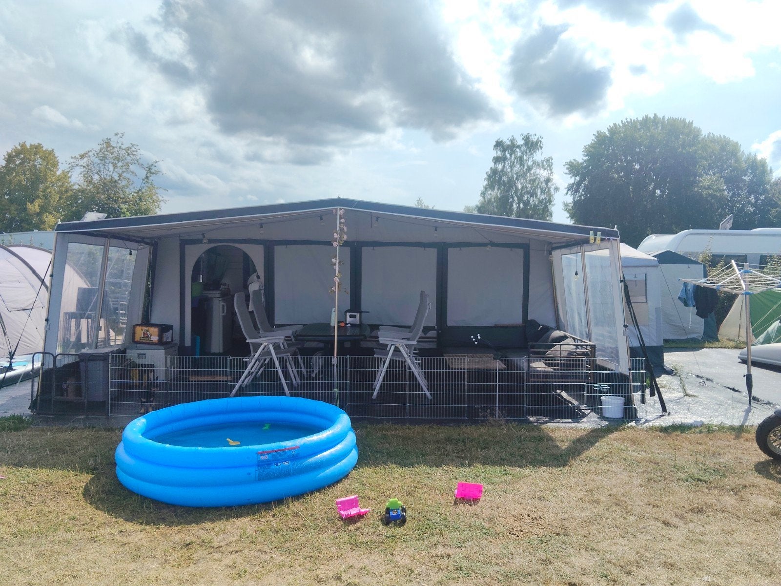 Hobby 560 KMFE met Brand voortent en luifel, Koelkast, Hobby, Frans bed, Particulier