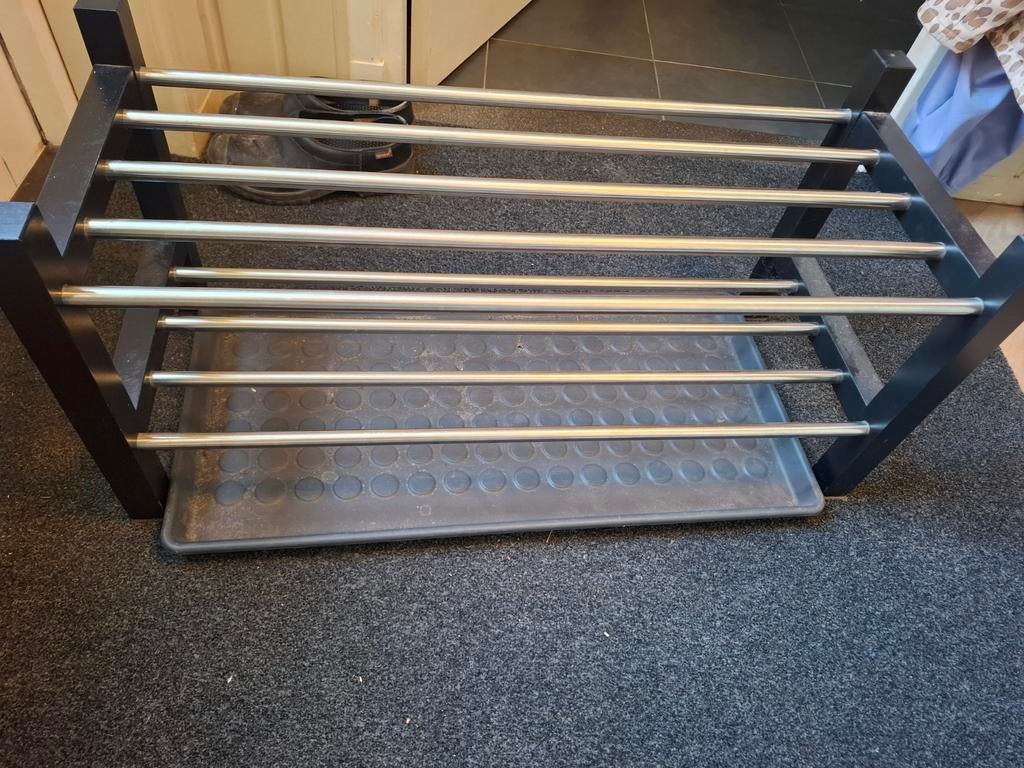 Schoenenrek met zwarte zijkanten en metalen stangen, Ophalen of Verzenden