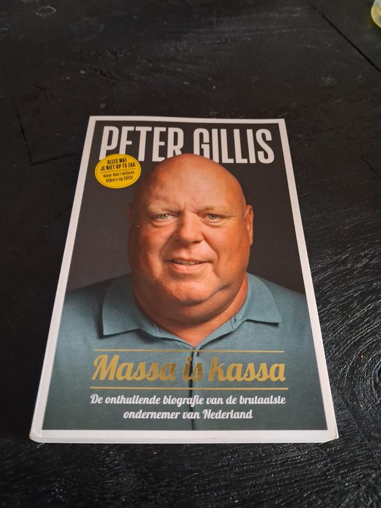 Peter Gillis - Massa is Kassa: De onthullende biografie, Ophalen of Verzenden, Zo goed als nieuw, Mark Koster, Film, Tv en Media