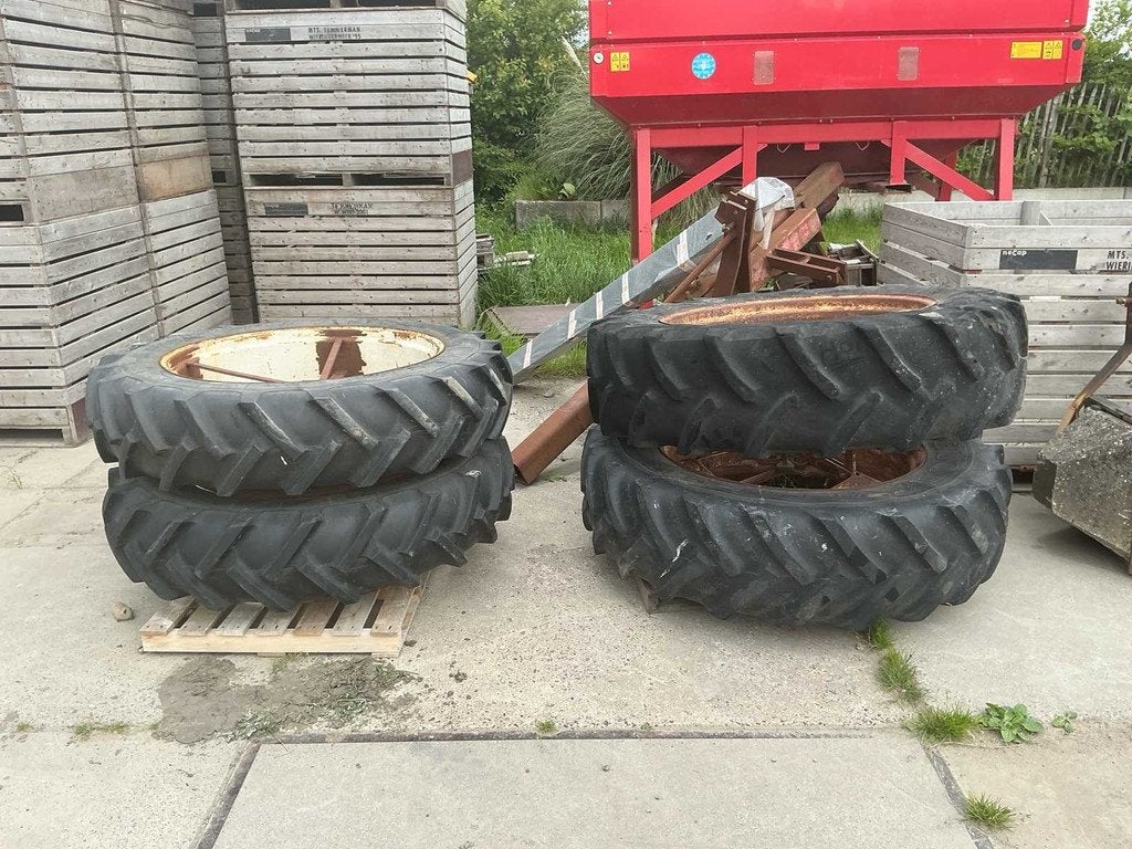 2 sets achterbanden met velg, Zakelijke goederen, Agrarisch | Onderdelen | Banden, Velgen en Assen