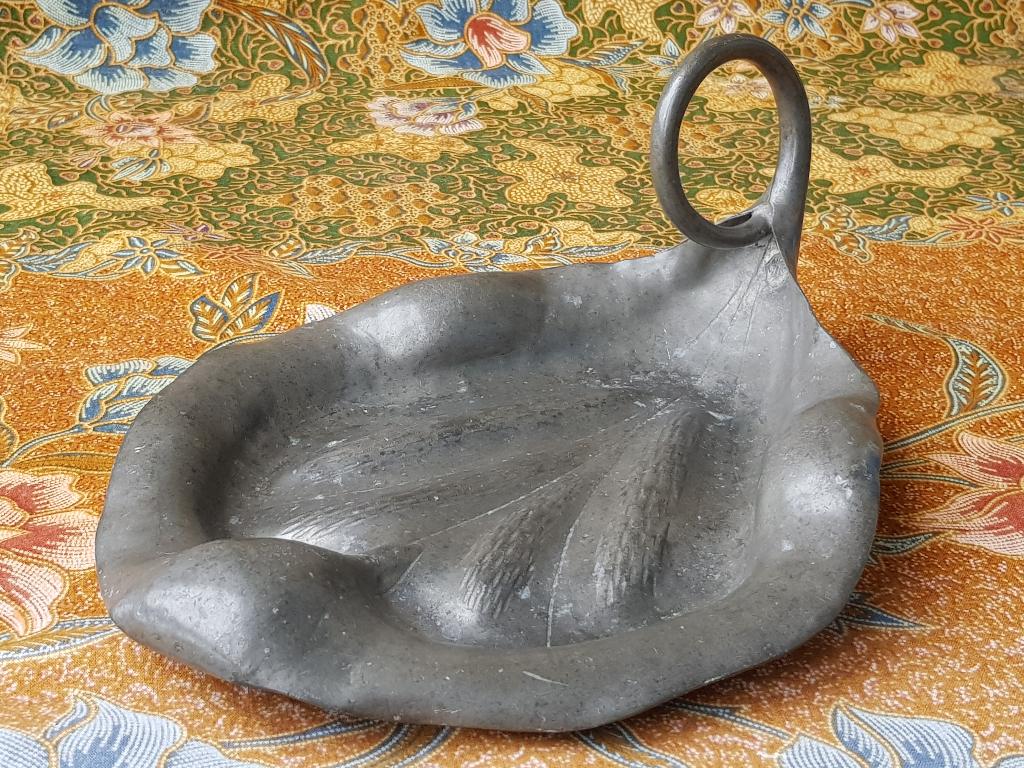 Mooie antieke schaal uit Frankrijk als een blad 25 cm. 1900., Antiek en Kunst, Antiek | Tin, Ophalen of Verzenden