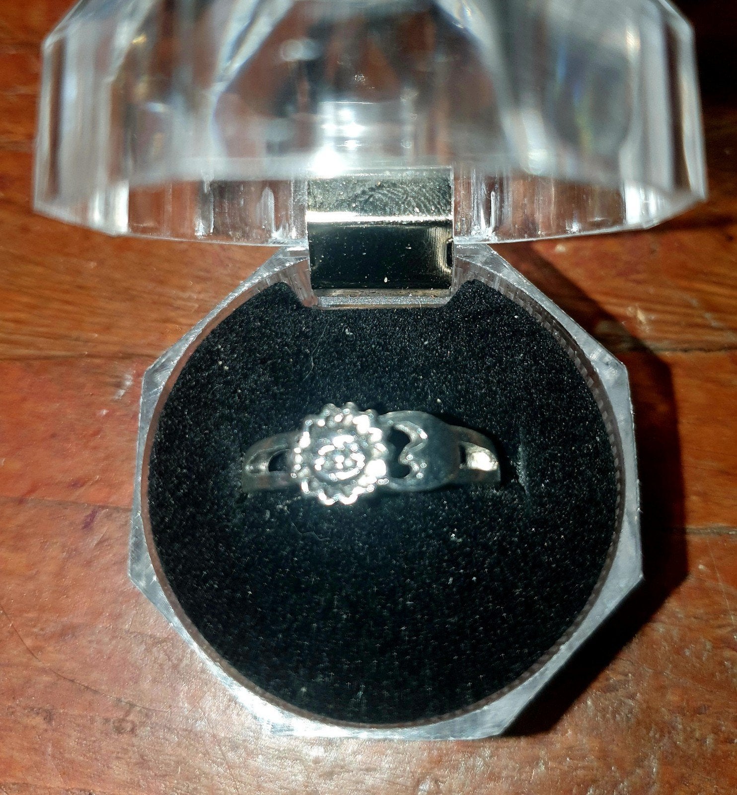 Zilverkleurige ring met zon en maan .maat 18, 18 tot 19, Nieuw, Ophalen of Verzenden, Dame