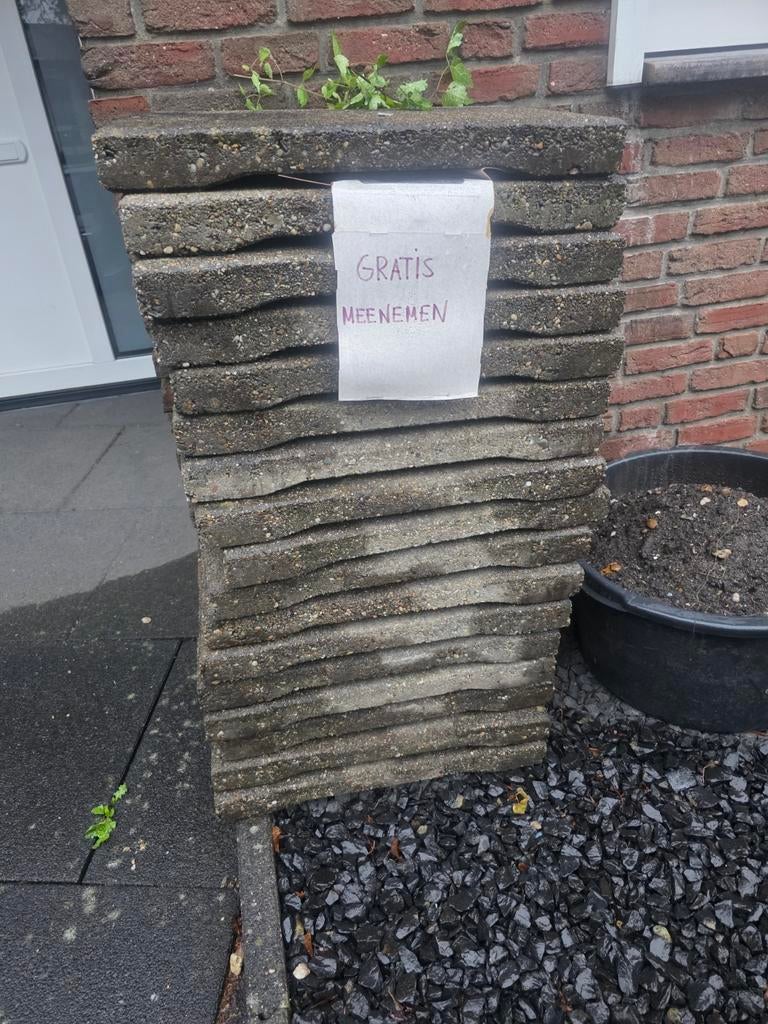 Gratis af te halen: Gebruikte terrastegels in Kerkrade, Tuin en Terras, Gebruikt, Ophalen of Verzenden, Minder dan 5 m², Beton