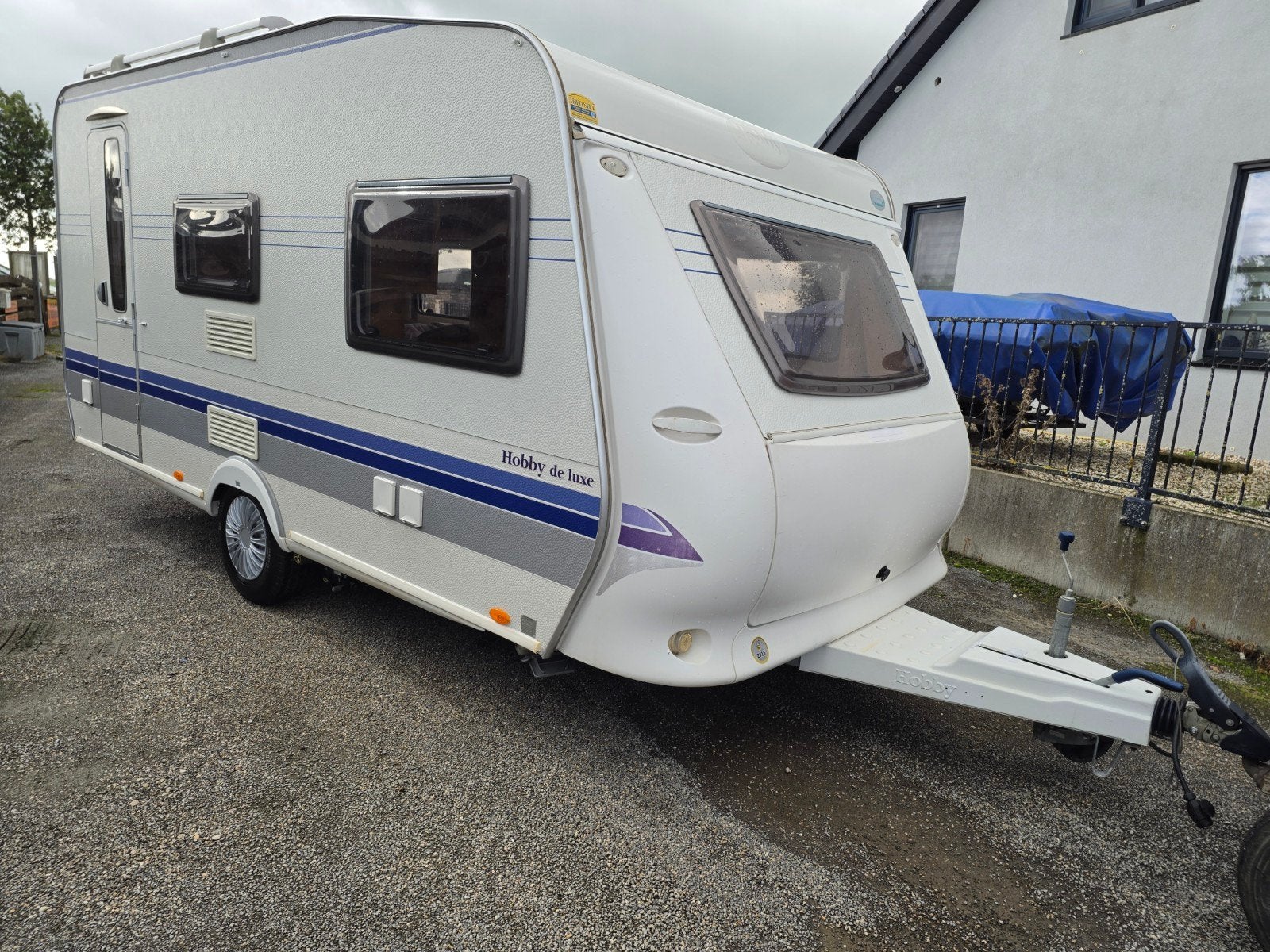 Hobby 440 De Luxe  Unico Voortent,Mover,Vastbed en Treinzit, Schokbreker, Hobby, Dwarsbed, Bedrijf
