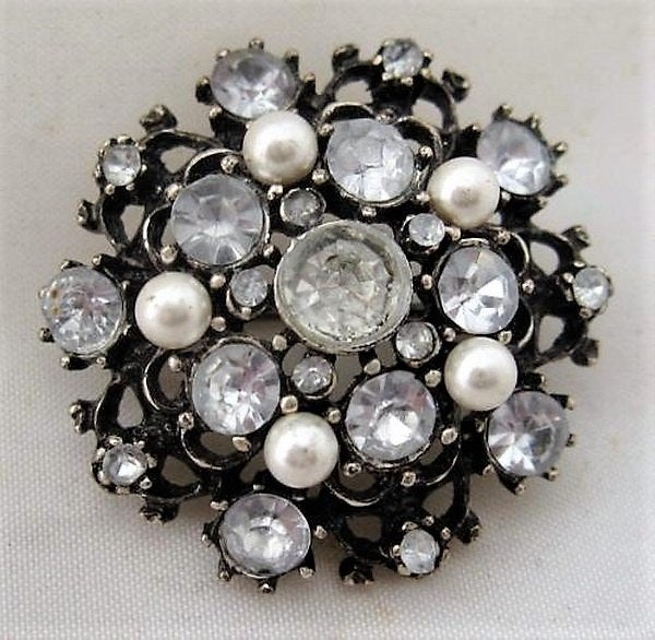 Fraaie vintage broche met parels en strass (R048), Ophalen, Zo goed als nieuw, Zilver, Overige materialen