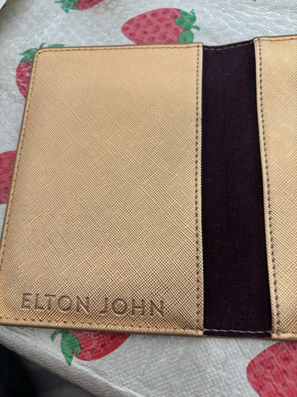 Elton John VIP Goodie Paspoorthoes - Exclusief Goud, Ophalen of Verzenden, Nieuw, Overige kleuren, Overige merken