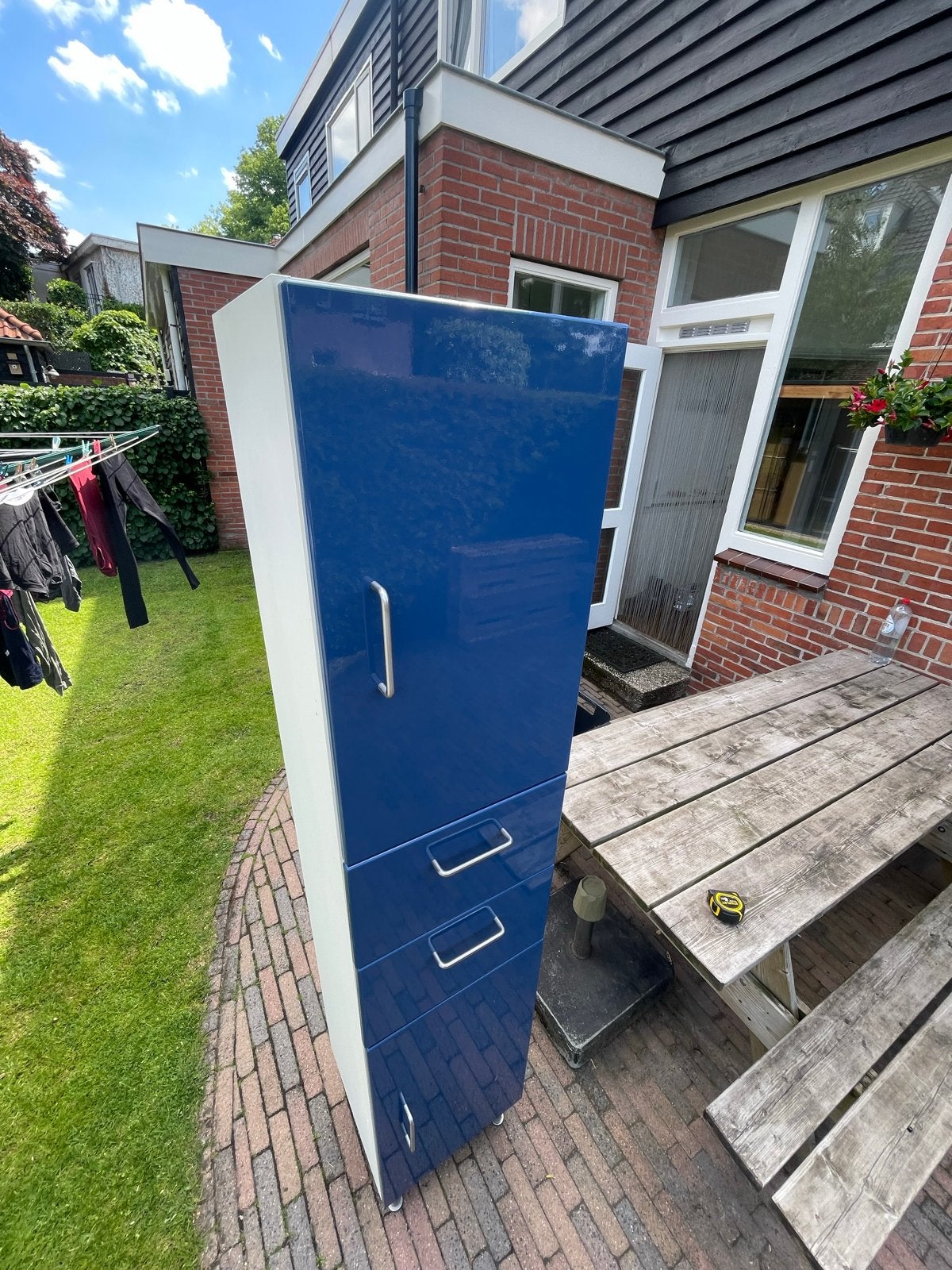 Hoge blauw-witte badkamerkast met lades en deuren, Huis en Inrichting, Badkamer | Badkamermeubels, Ophalen, (Half)hoge kast, Minder dan 50 cm
