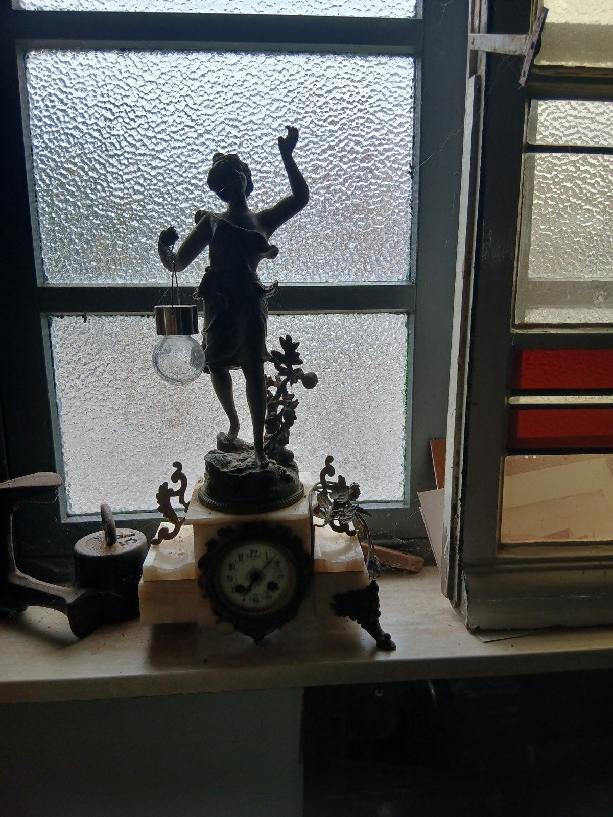 Antieke bronzen klok met marmeren voet en beeld, Ophalen of Verzenden