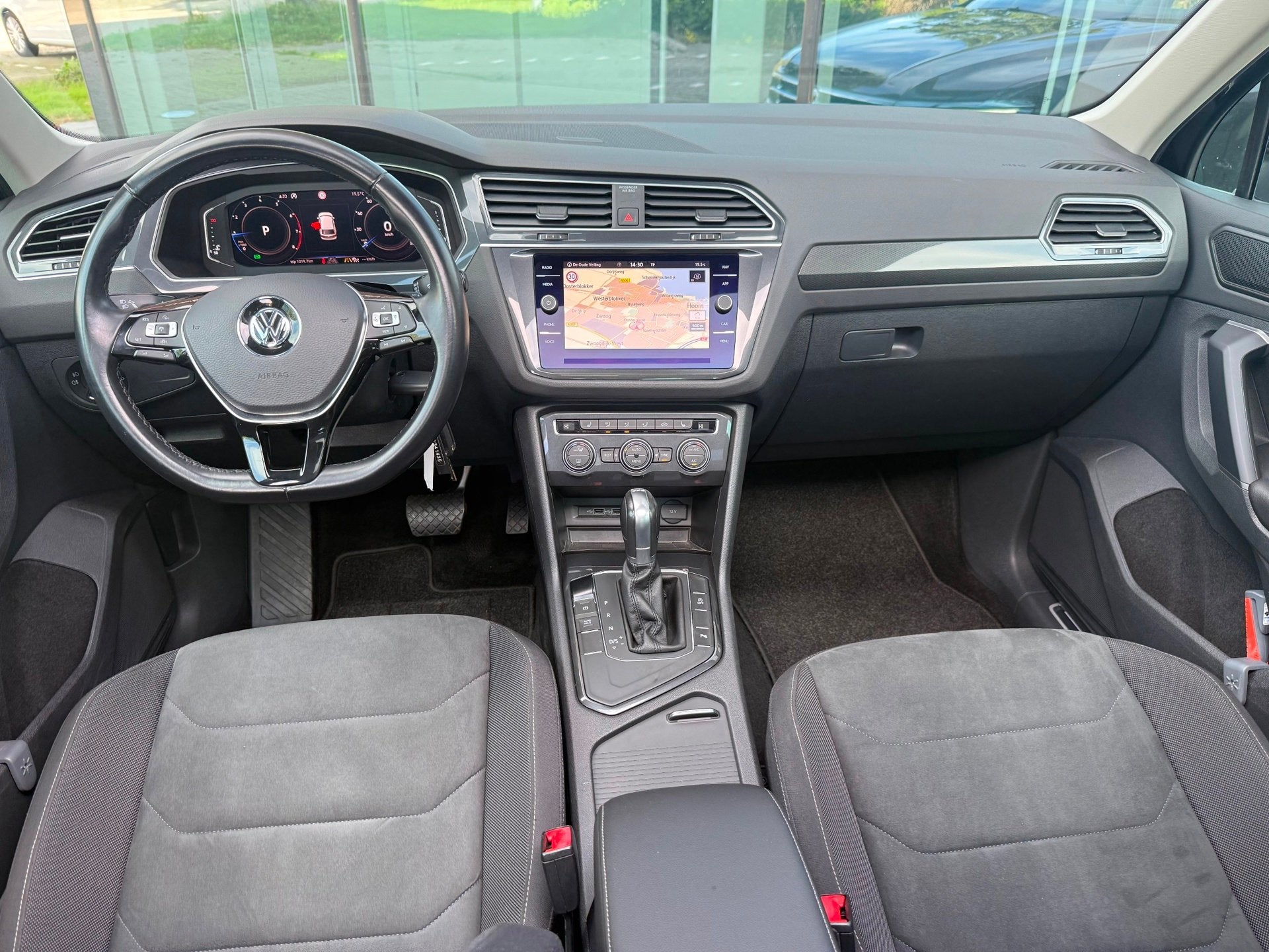 Volkswagen Tiguan 1.5 TSI ACT Highline - Automaat - Pano/Sch, Auto's, Dealer onderhouden, 150 pk, Alcantara, Origineel Nederlands