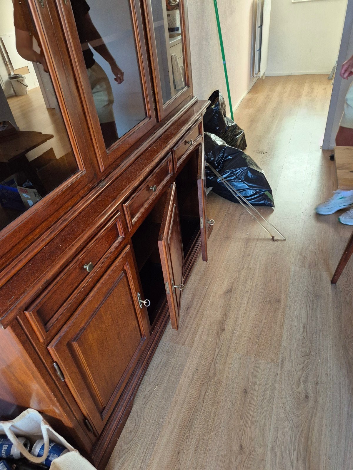 Foto 4 van Nog zwart te maken houten vitrinekast