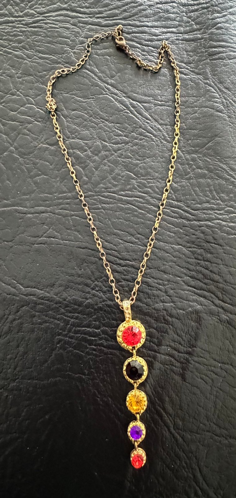 Goudkleurige ketting met steentjes hanger rood paars, Ophalen of Verzenden, Zo goed als nieuw, Rood, Overige materialen