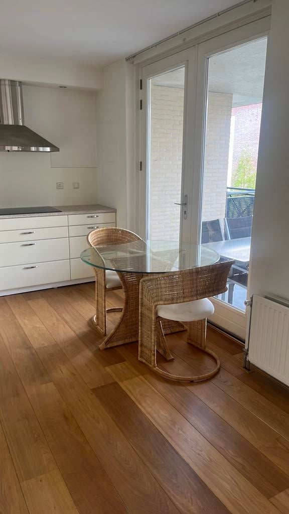 Glazen ronde tafel met twee rieten stoelen, Huis en Inrichting, Tafels | Eettafels, 50 tot 100 cm, 100 tot 150 cm, Rond, Ophalen of Verzenden