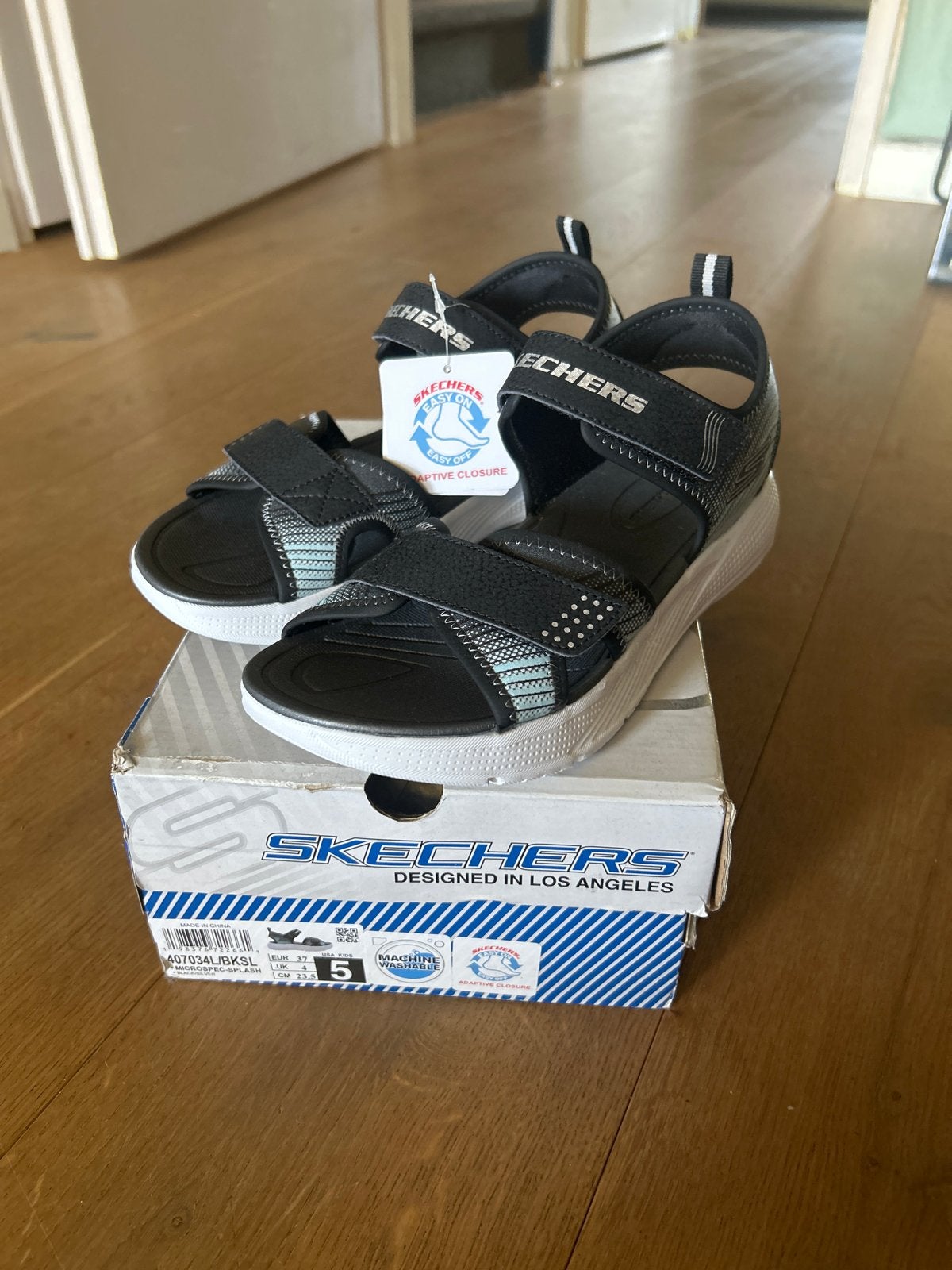 Nieuwe Skechers sandalen maat 37, zwart met wit, Zwart, Nieuw, Ophalen, Sandalen