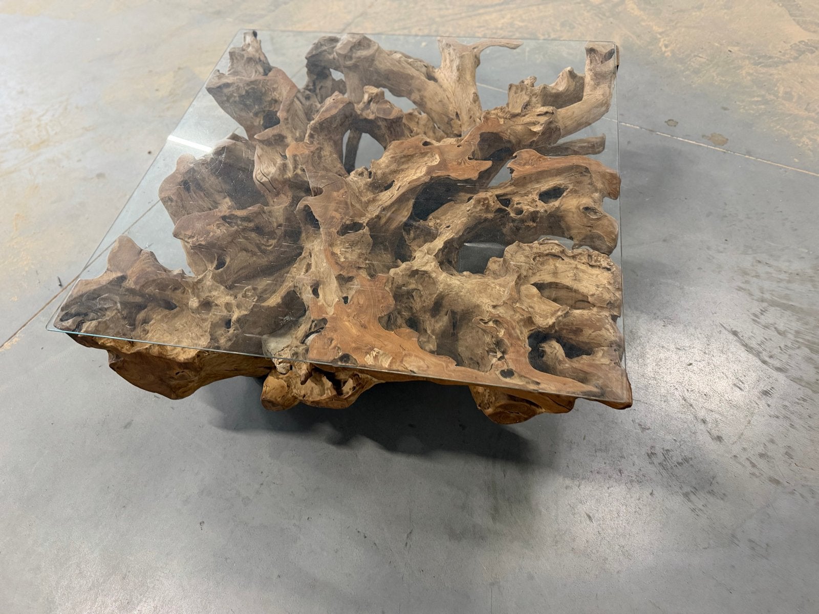 Luxe boomstam salontafel met glasplaat, 1x1m, Filipijnen, Huis en Inrichting, Vierkant, Zo goed als nieuw, Overige houtsoorten
