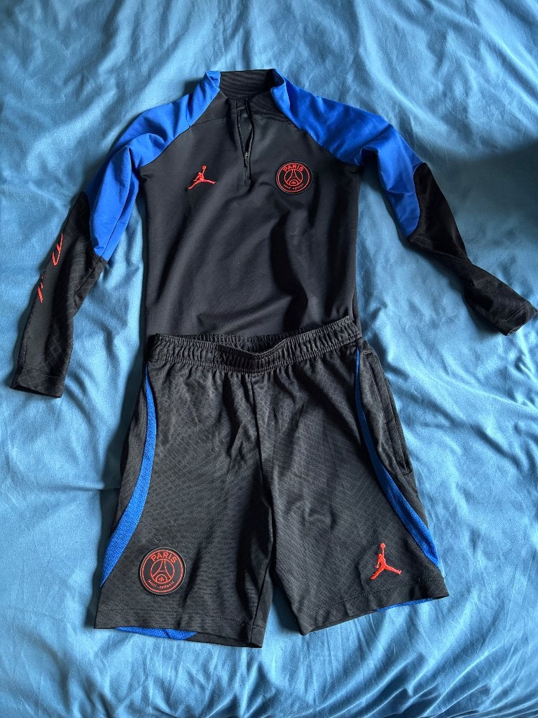 PSG trainingspak, jas en korte broek maat xs = 122/128 cm, Ophalen of Verzenden, Zo goed als nieuw, Maat 128
