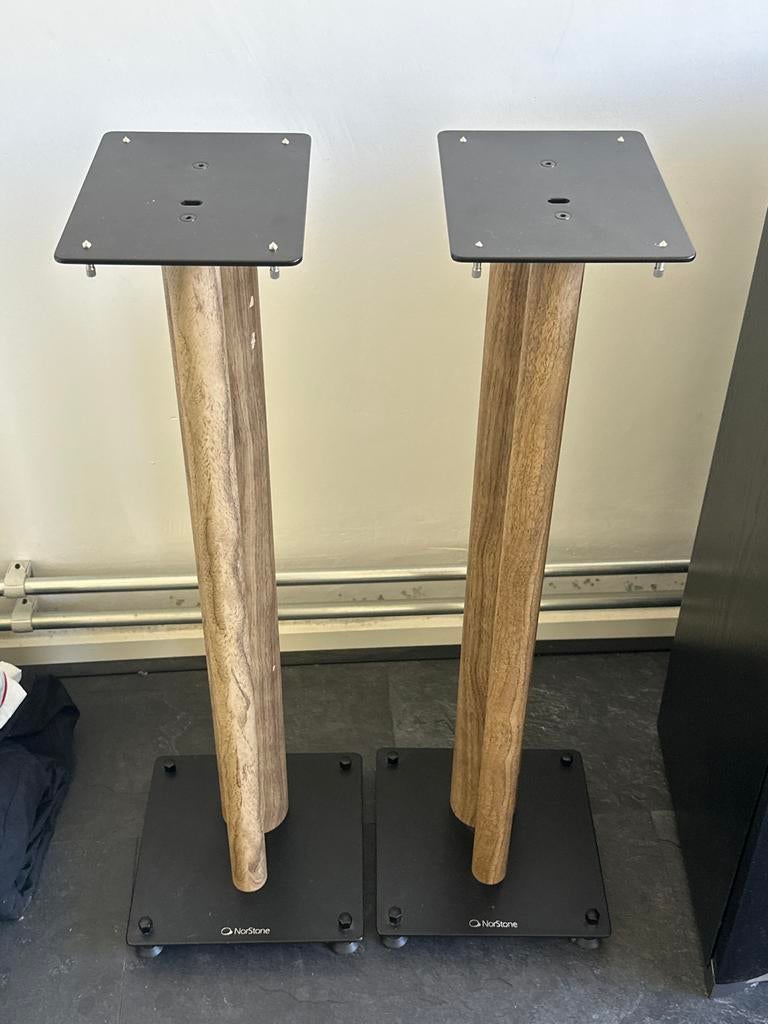 Norstone Stylum Speaker Stands Hout Look, Muziek en Instrumenten, Ophalen, Gebruikt