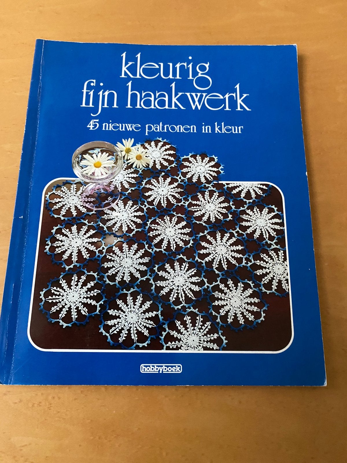 Kleurig fijn haakwerk, 45 nieuwe patronen in kleur, Hobby en Vrije tijd, Ophalen of Verzenden, Haken, Patroon of Boek