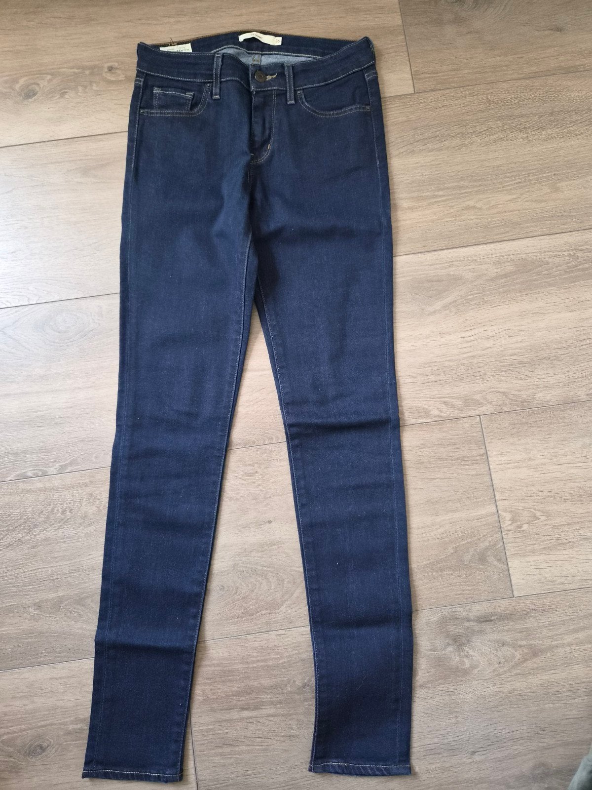 Nieuwe donkerblauwe Levi's 711 Skinny jeans W26/L32, Blauw, Nieuw, Ophalen of Verzenden, W27 (confectie 34) of kleiner