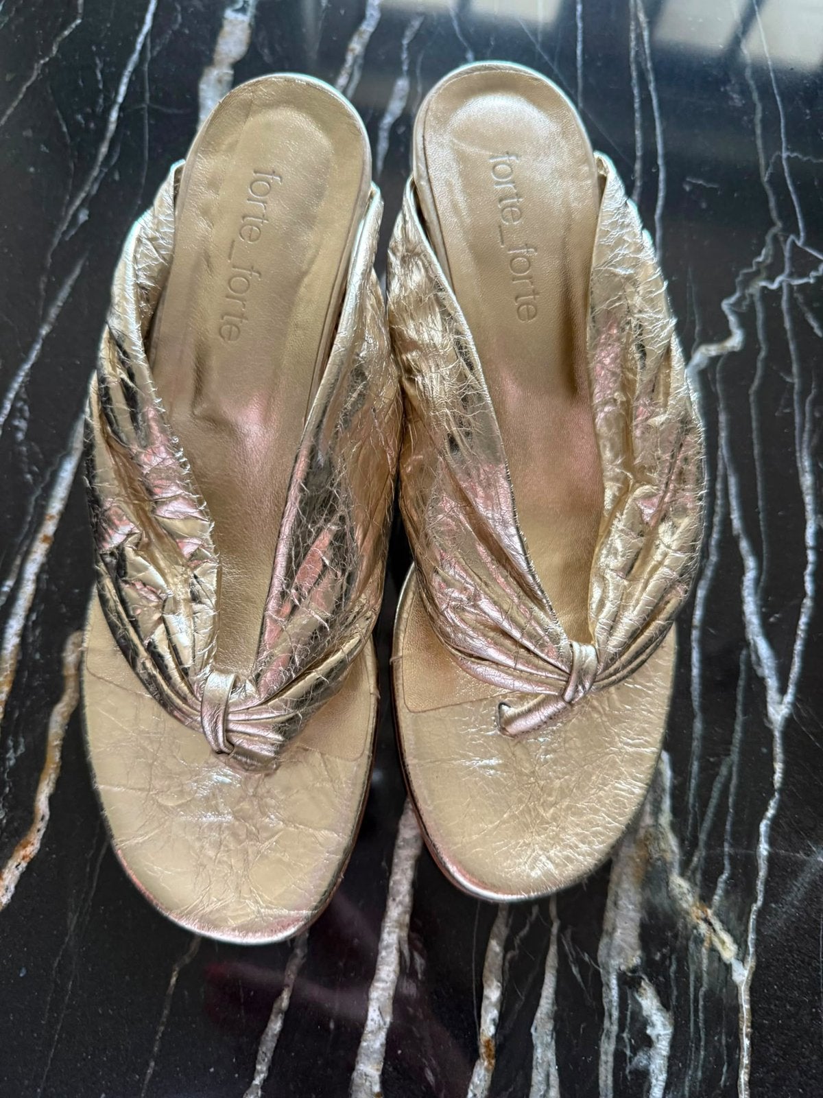 FORTE FORTE - Gold Thong Sandal | Mules | hakken - 38, Schoenen met lage hakken, Overige kleuren, Ophalen of Verzenden, Zo goed als nieuw