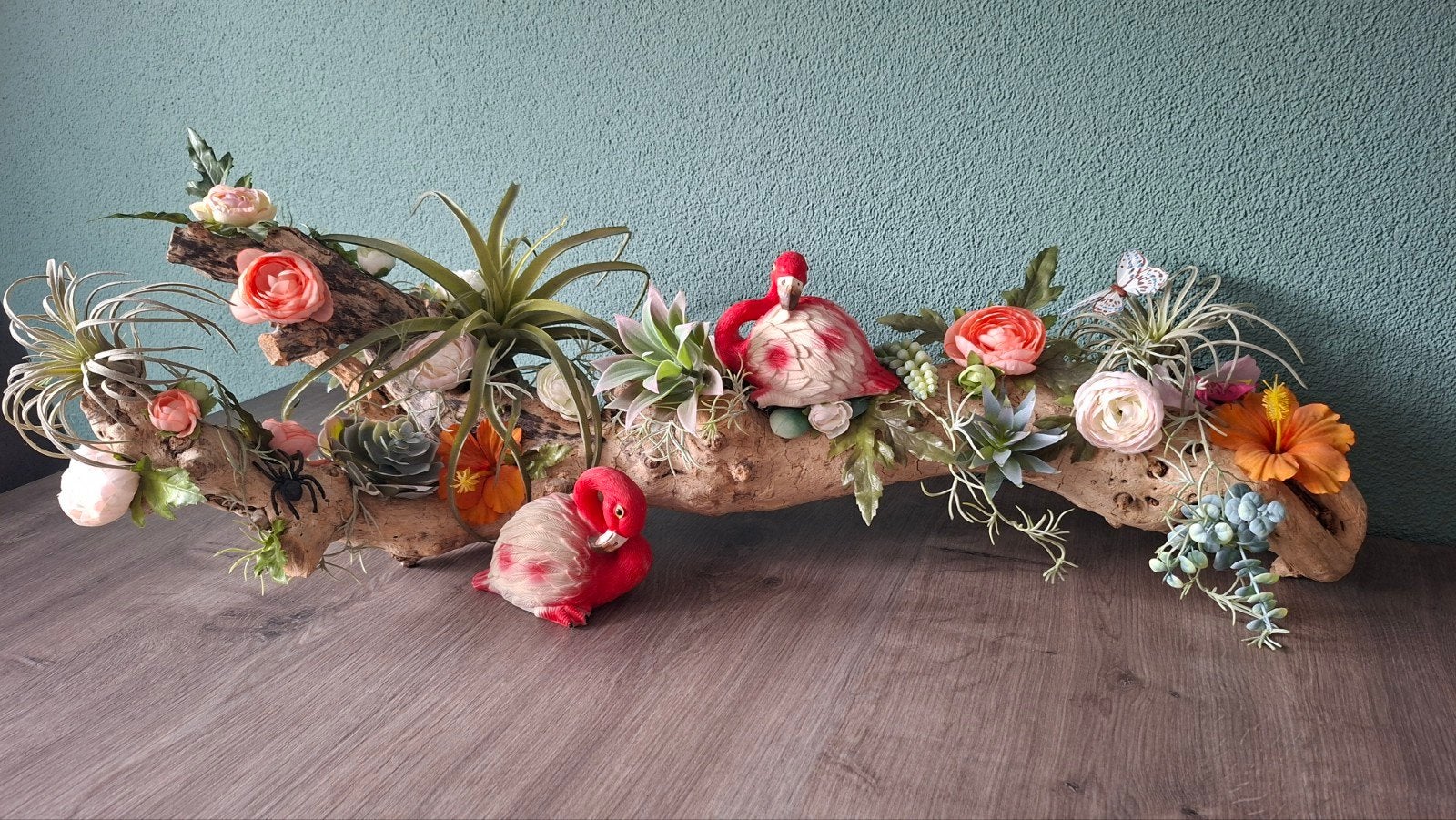 Mooie grote tak met flamingo's en kunstbloemen, Ophalen, Zo goed als nieuw