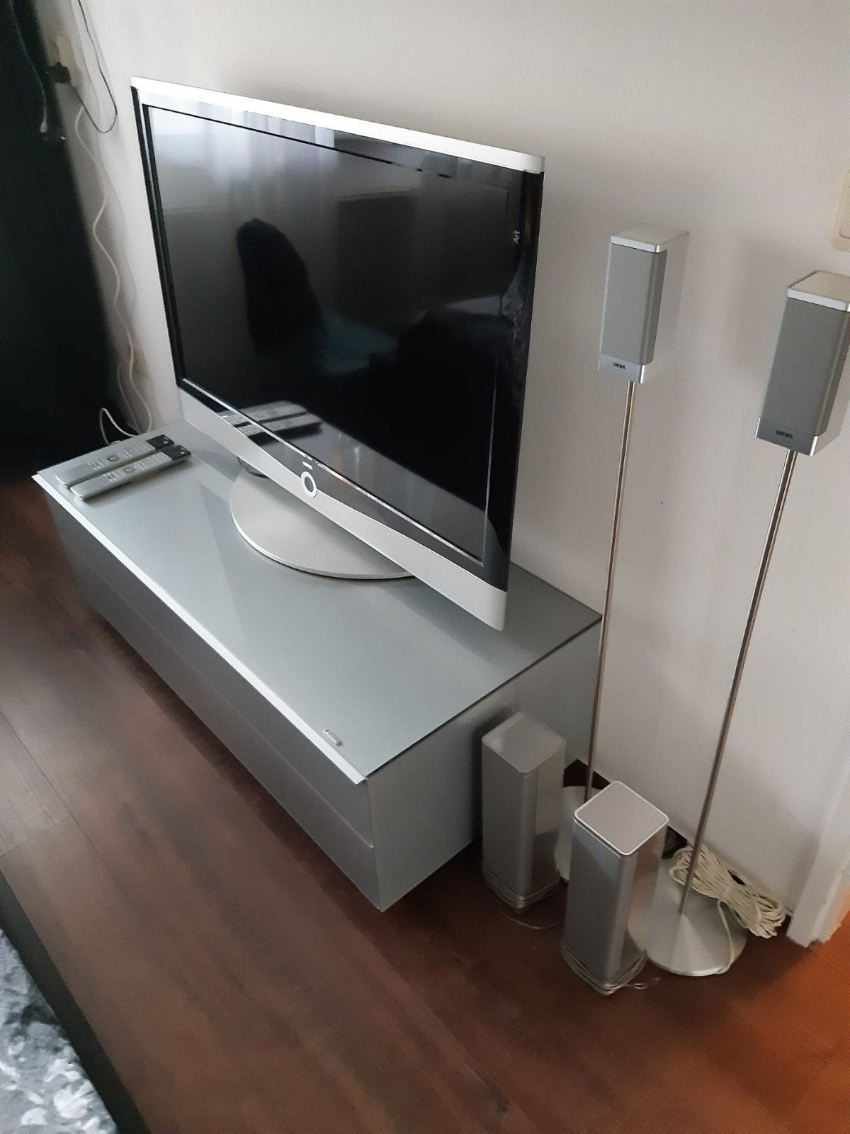 Complete  Loewe TV, home cinema set en moderne glazen kast, Audio, Tv en Foto, Home Cinema-sets, Soundbar, 70 watt of meer, Overige spelers