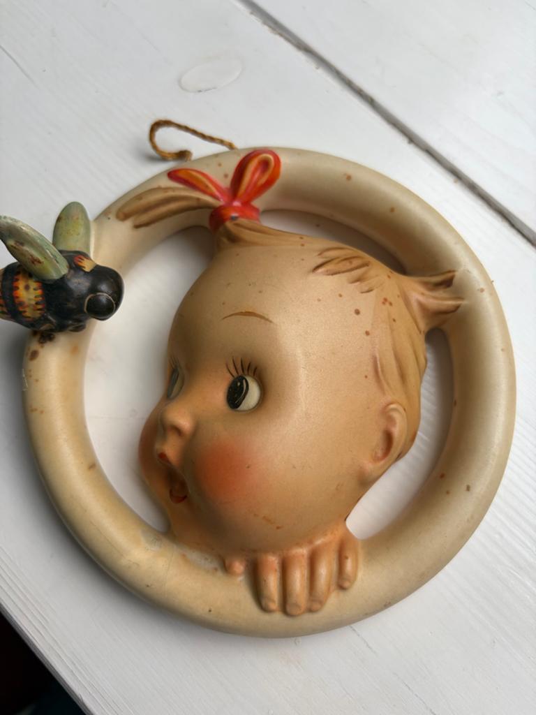 Vintage M.J. Hummel Wanddecoratie Baby met Bij, Ophalen of Verzenden