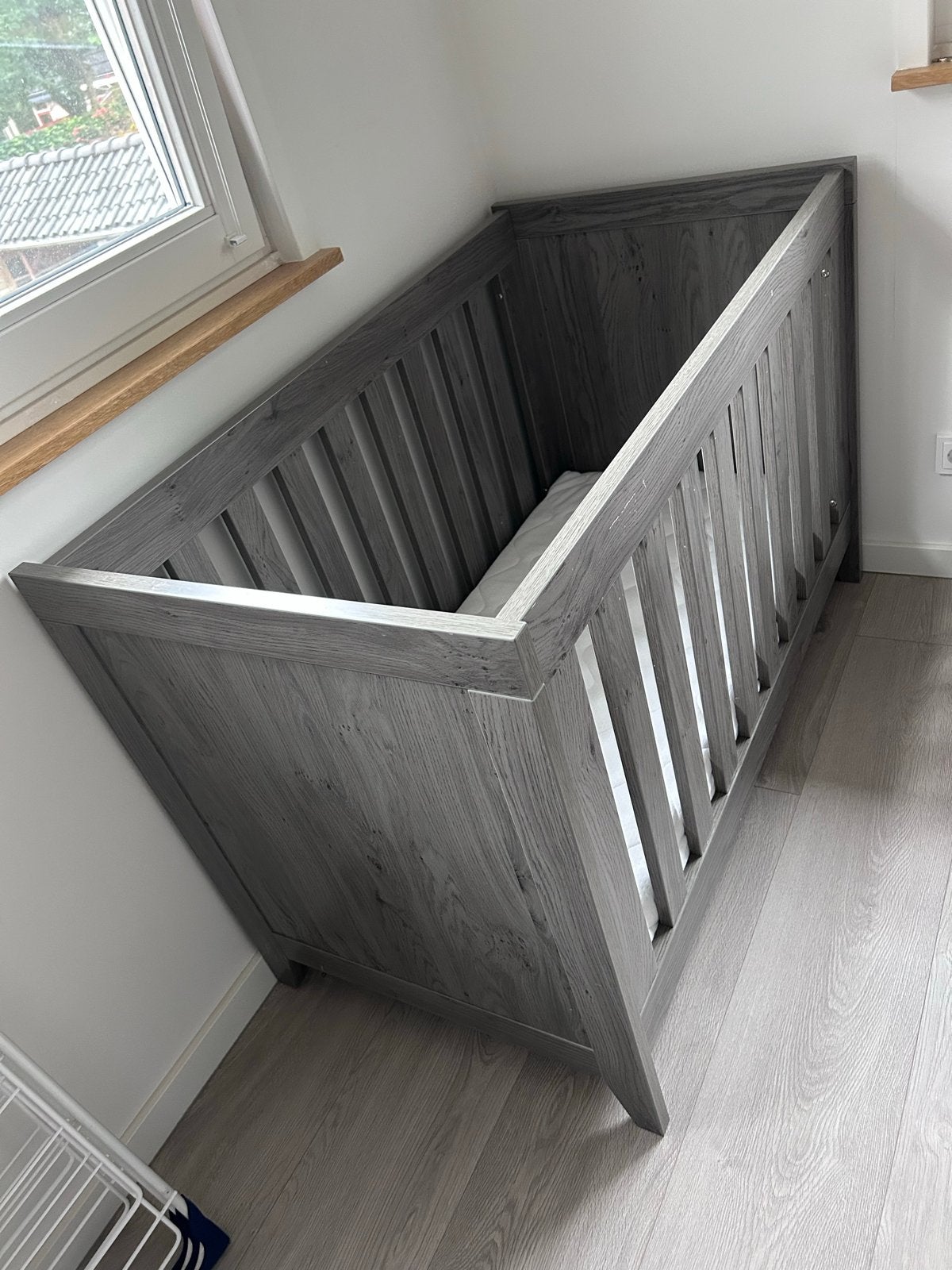 Babybedje met matras - Grijs hout, Ophalen, Gebruikt, Ledikant