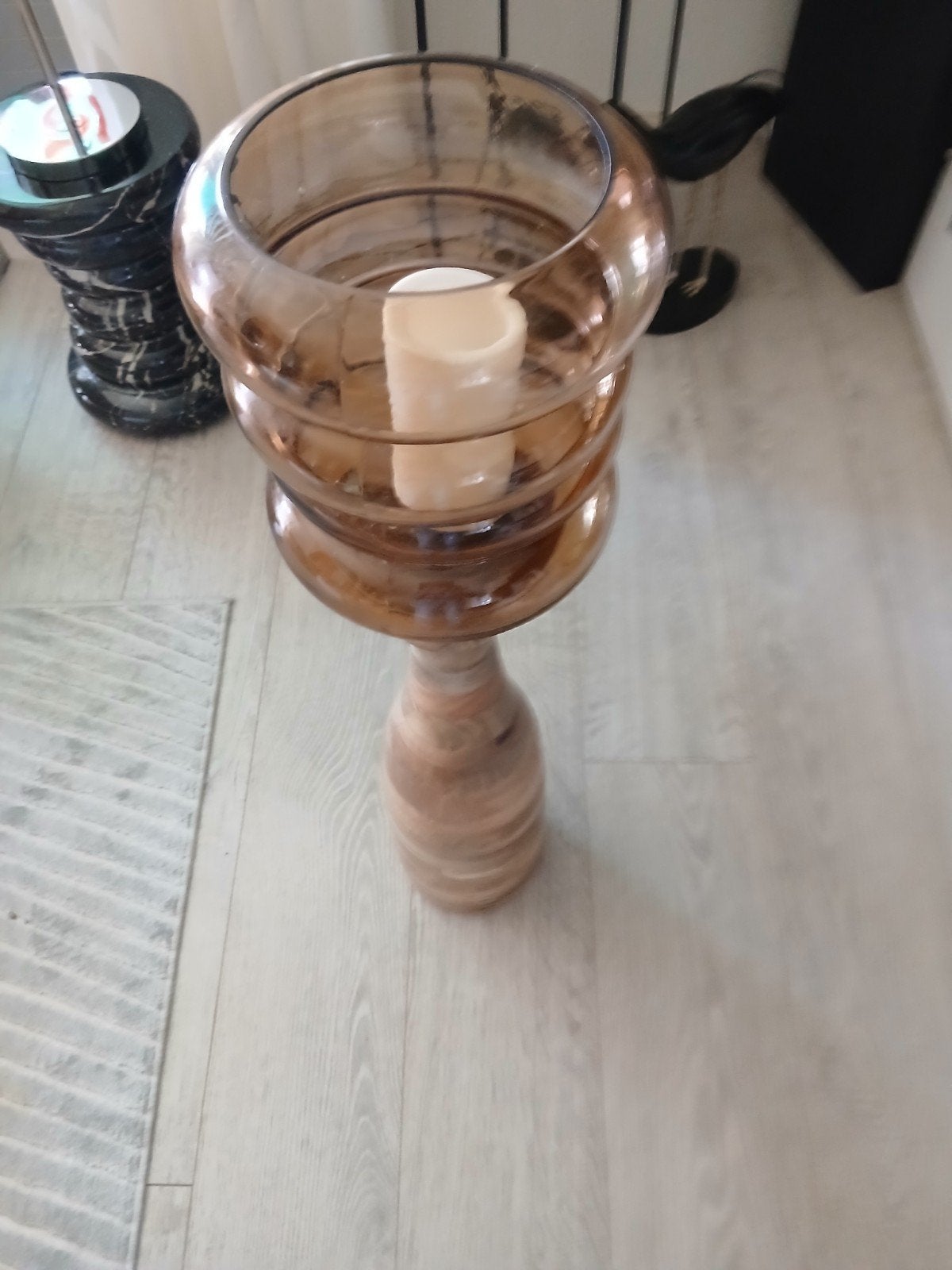 Grote glazen kandelaar met houten voet, Gebruikt, Bruin, Ophalen of Verzenden, Glas