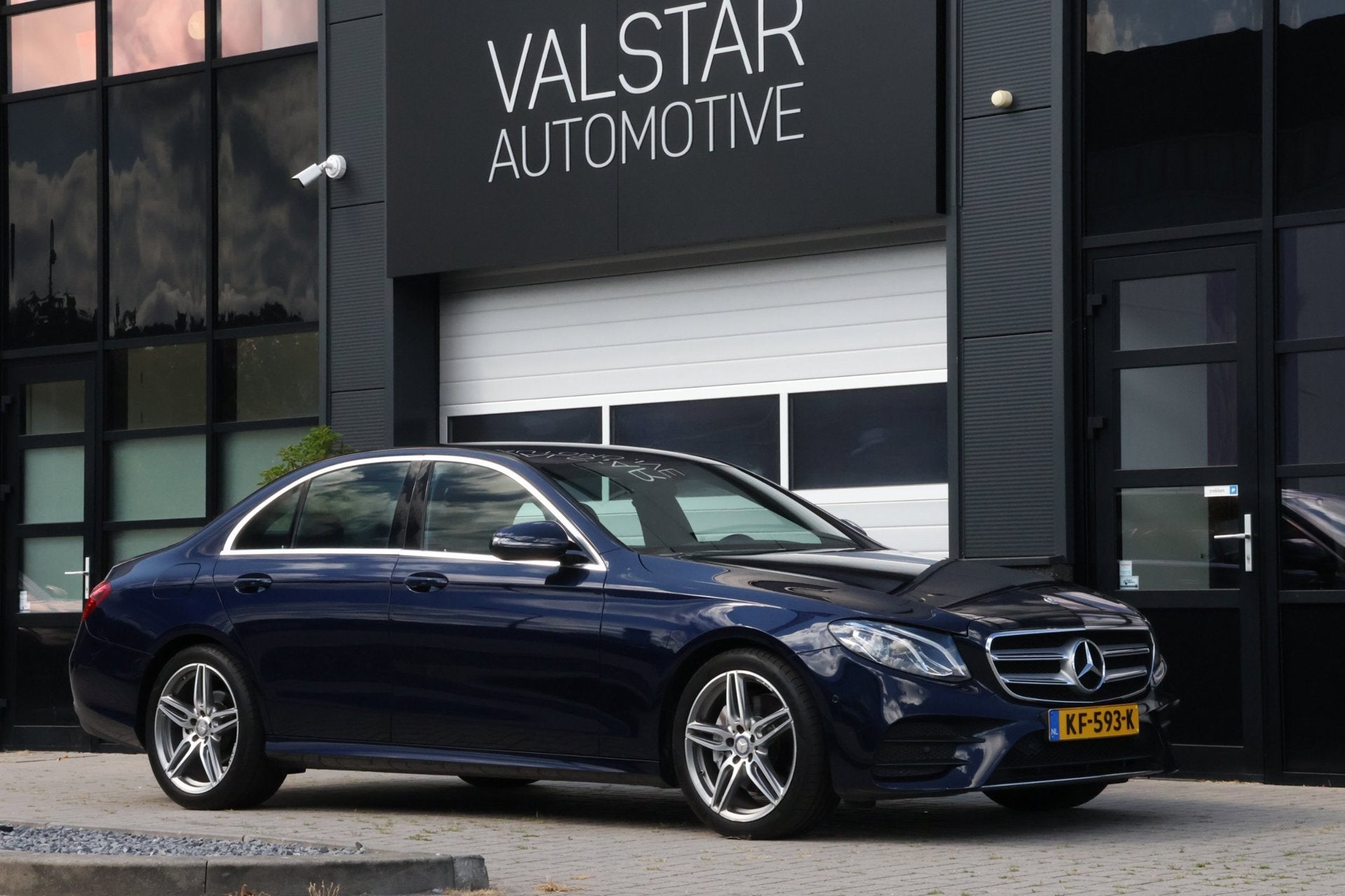 Mercedes-Benz E-klasse 220 d AMG | LED | CAMERA, Auto's, Achterwielaandrijving, Gebruikt, Euro 6, Blauw