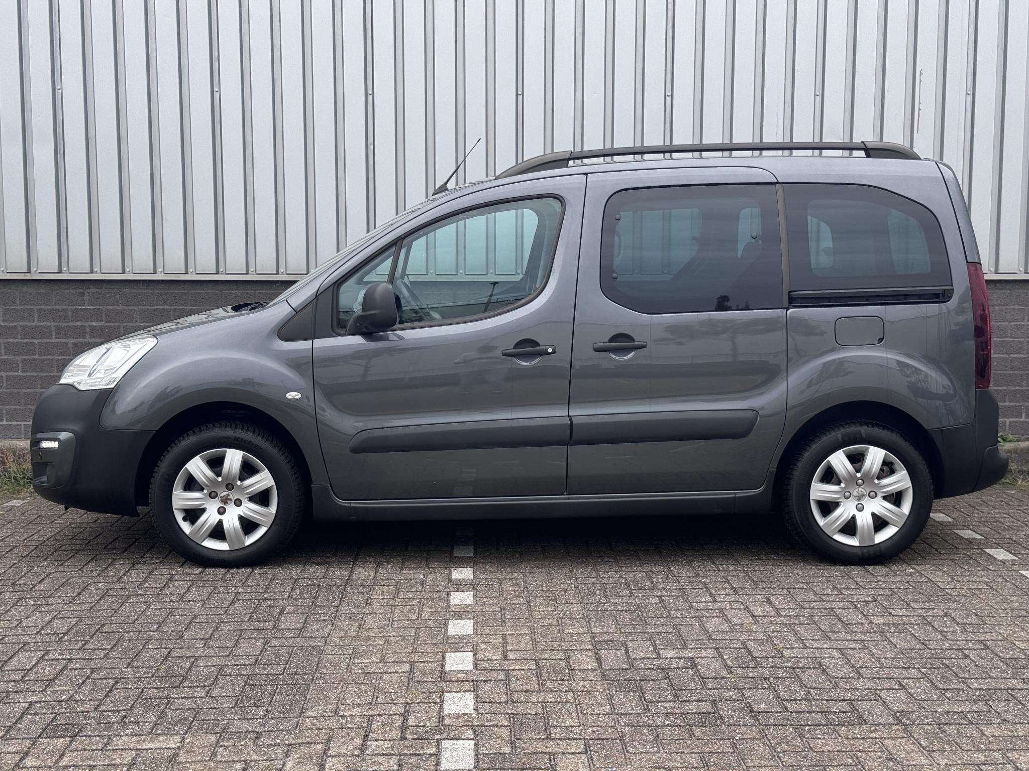 Peugeot Partner Tepee 1.2 PureTech Allure Apple CarPlay, Auto's, Peugeot, Voorwielaandrijving, Stof, Gebruikt, 1199 cc