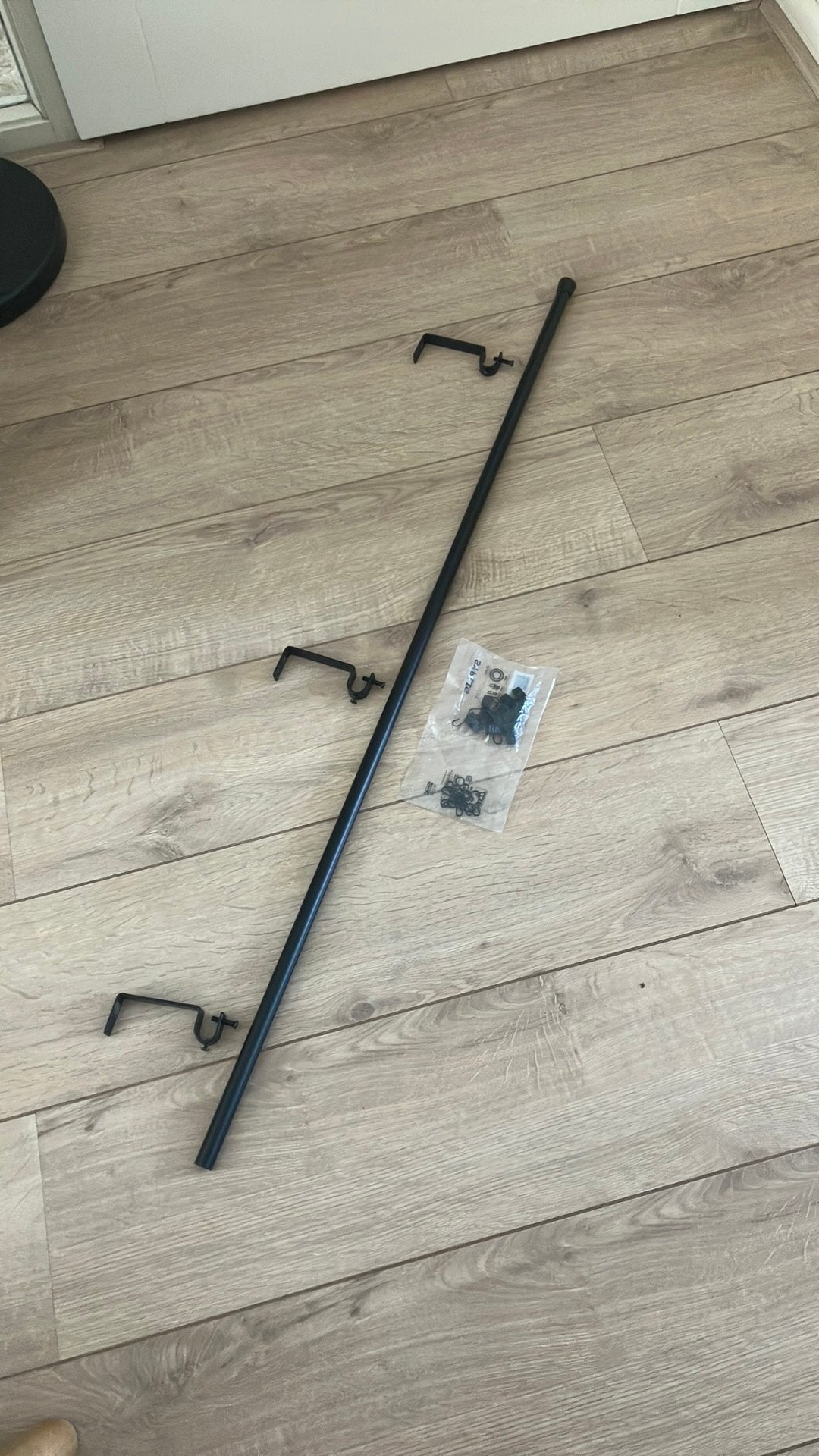 Zwarte metalen gordijn roede met 3 beugels en haakjes, Ophalen, Zo goed als nieuw, Gordijn
