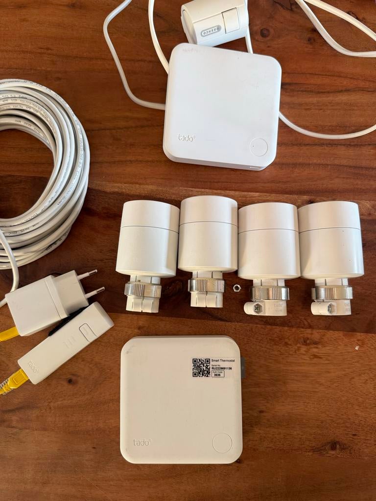 Tado Slimme Thermostaat Systeem met 4 Radiatorknoppen, Ophalen of Verzenden, Slimme thermostaat, Zo goed als nieuw