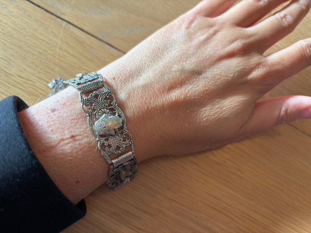 Verzilverde Armband met Indische Symbolen - Verstelbaar, Armband, Ophalen of Verzenden, Zo goed als nieuw, Zilver