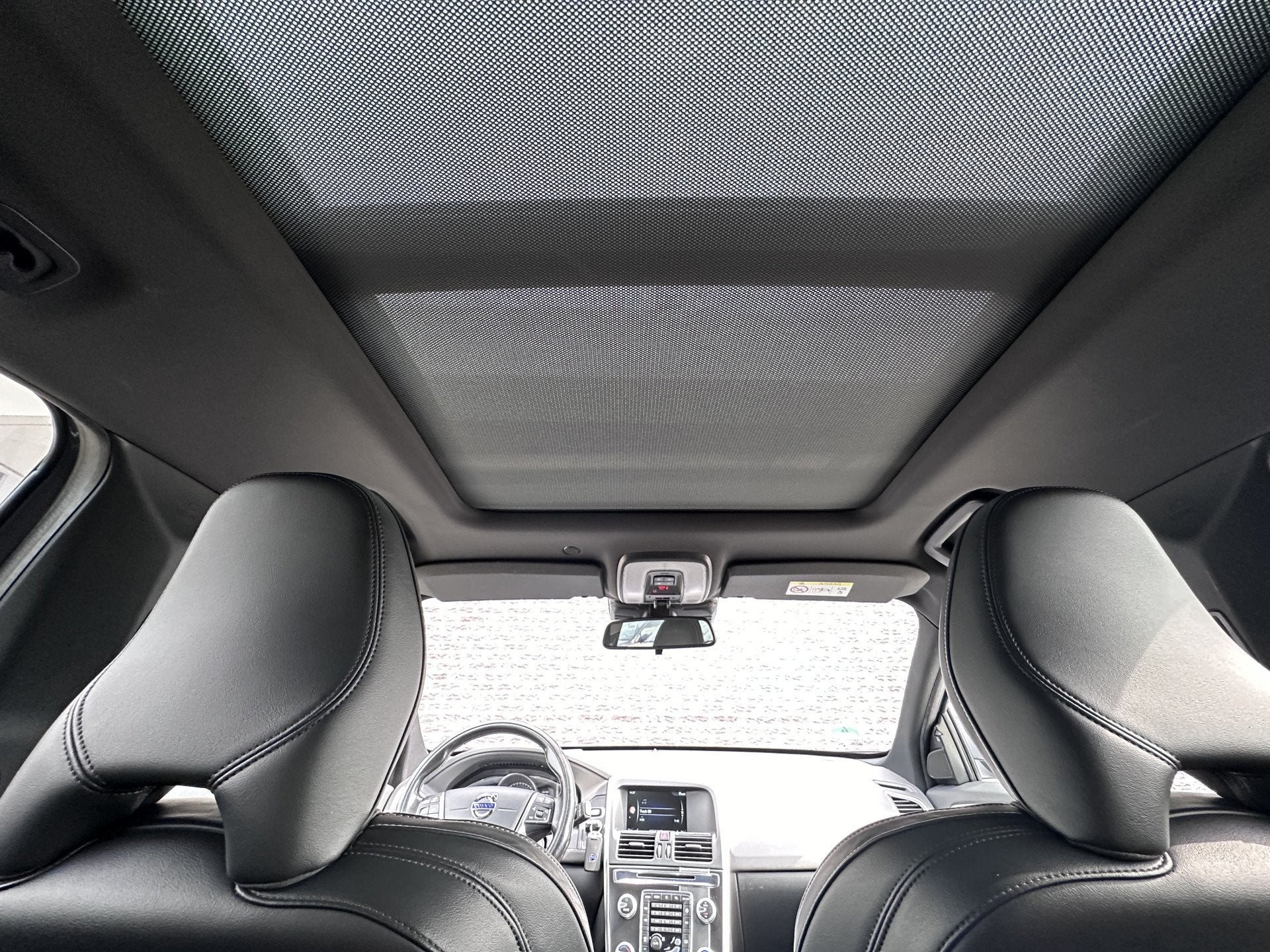 Volvo XC60 2.4 D4 R-Design | Panoramadak | Leder | Camera |, Gebruikt, Euro 6, 2000 kg, Leder en Stof