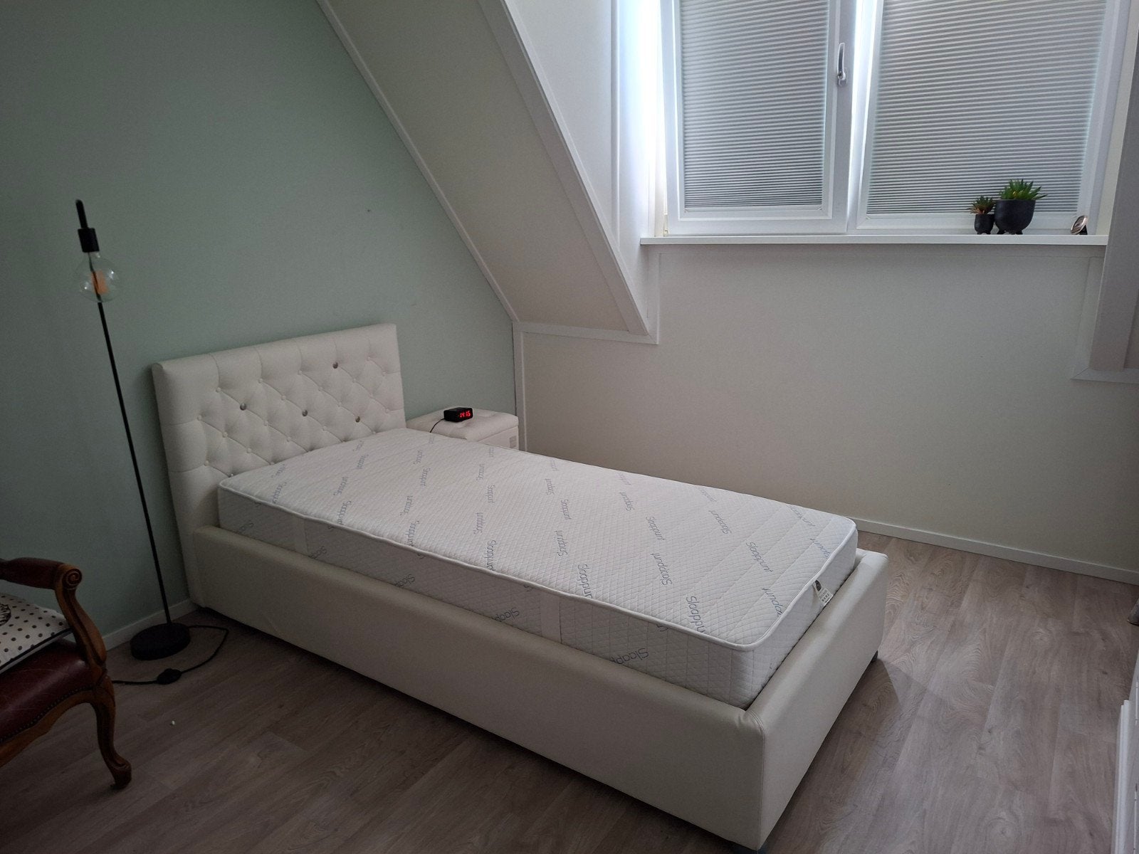 Bed 1persoons STGD leer met noppen wit, Ophalen, 90 cm, Eenpersoons, Wit