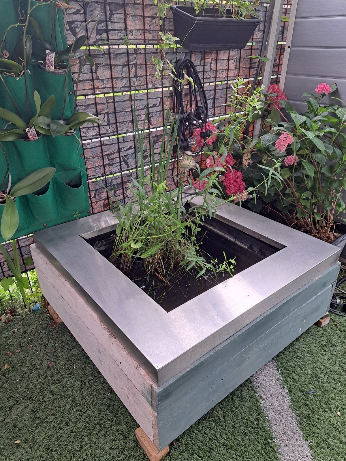 Vijver met waterplanten, houten ombouw en RVS rand, Ophalen, Gebruikt